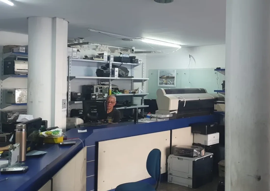 Interior da CTI das Impressoras, com bancada de atendimento e equipamentos